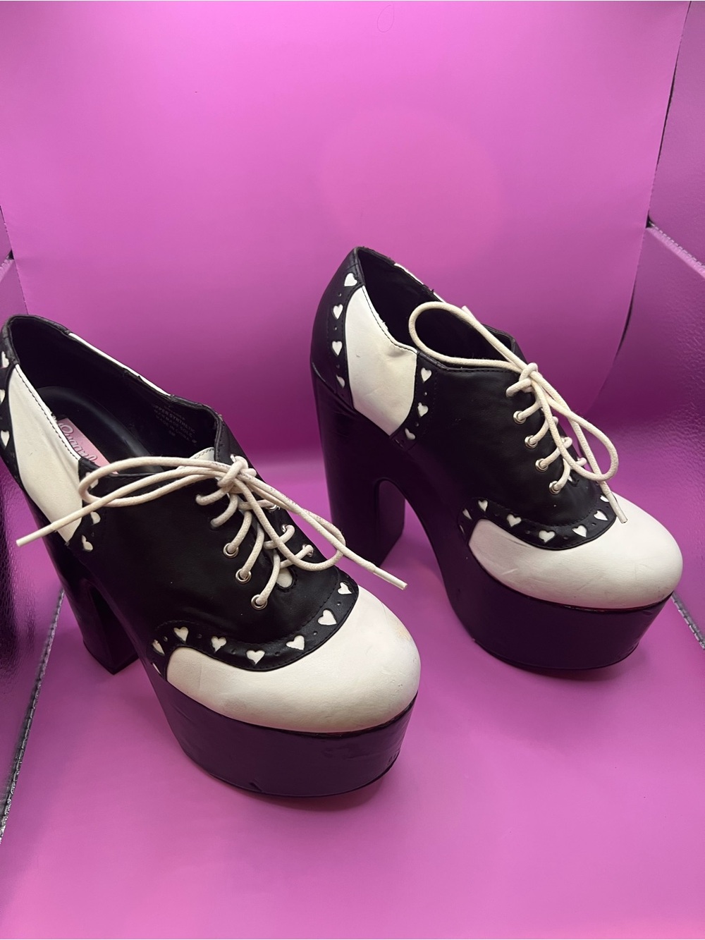 Black & White Heart-Trim Platform Oxfords — Chunky Heel Lace-Up